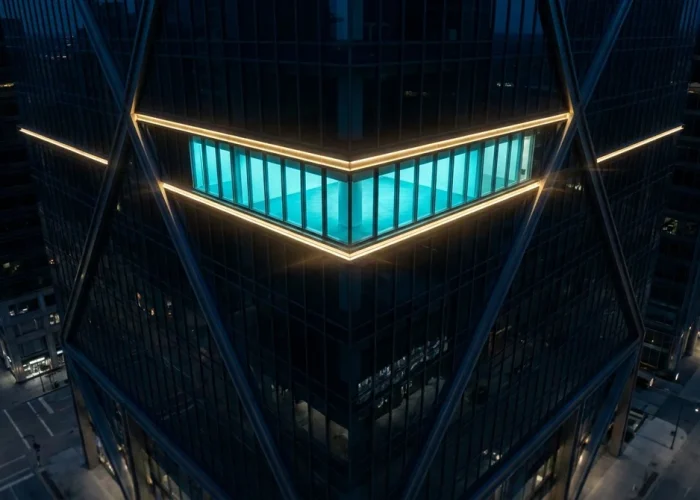 Gratte-ciel moderne de nuit avec bureau illuminé, symbolisant la cybersécurité et la protection EDR pour PME en 2026.